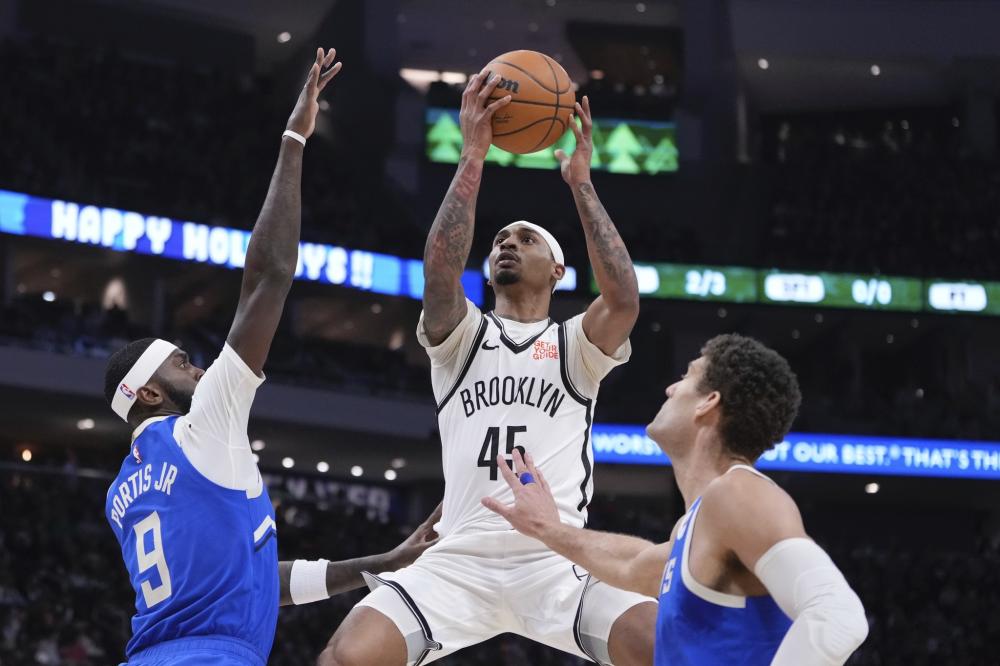 他在后场接 他在后场接